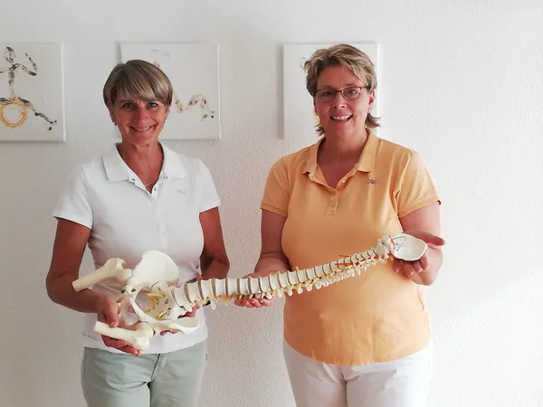 Alke van Leeuwen und Lena Gündel mit Wirbelsäulenmodell