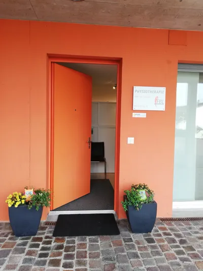 Praxis Eingang offen
